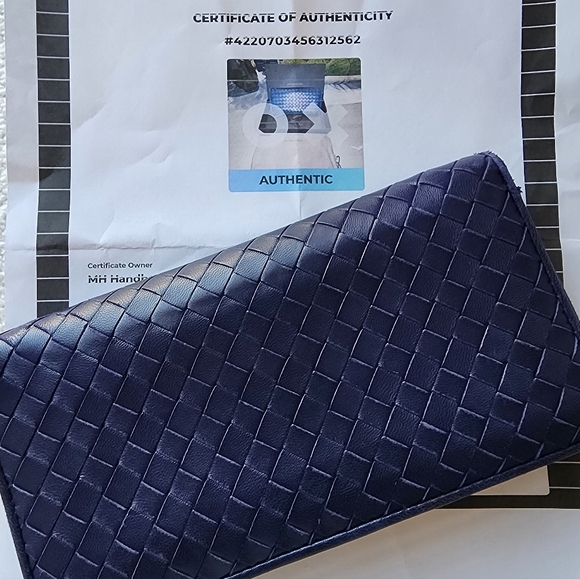 Bottega Veneta Leather Wallet in Deep Blue - Authencity Cert - Picture 12 of 13